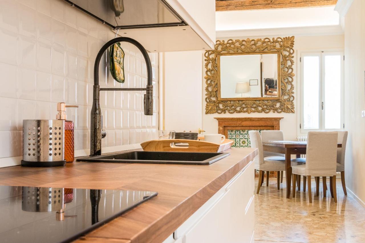 Doge'S Mirror & Stair @Frari Apartment เวนิส ภายนอก รูปภาพ